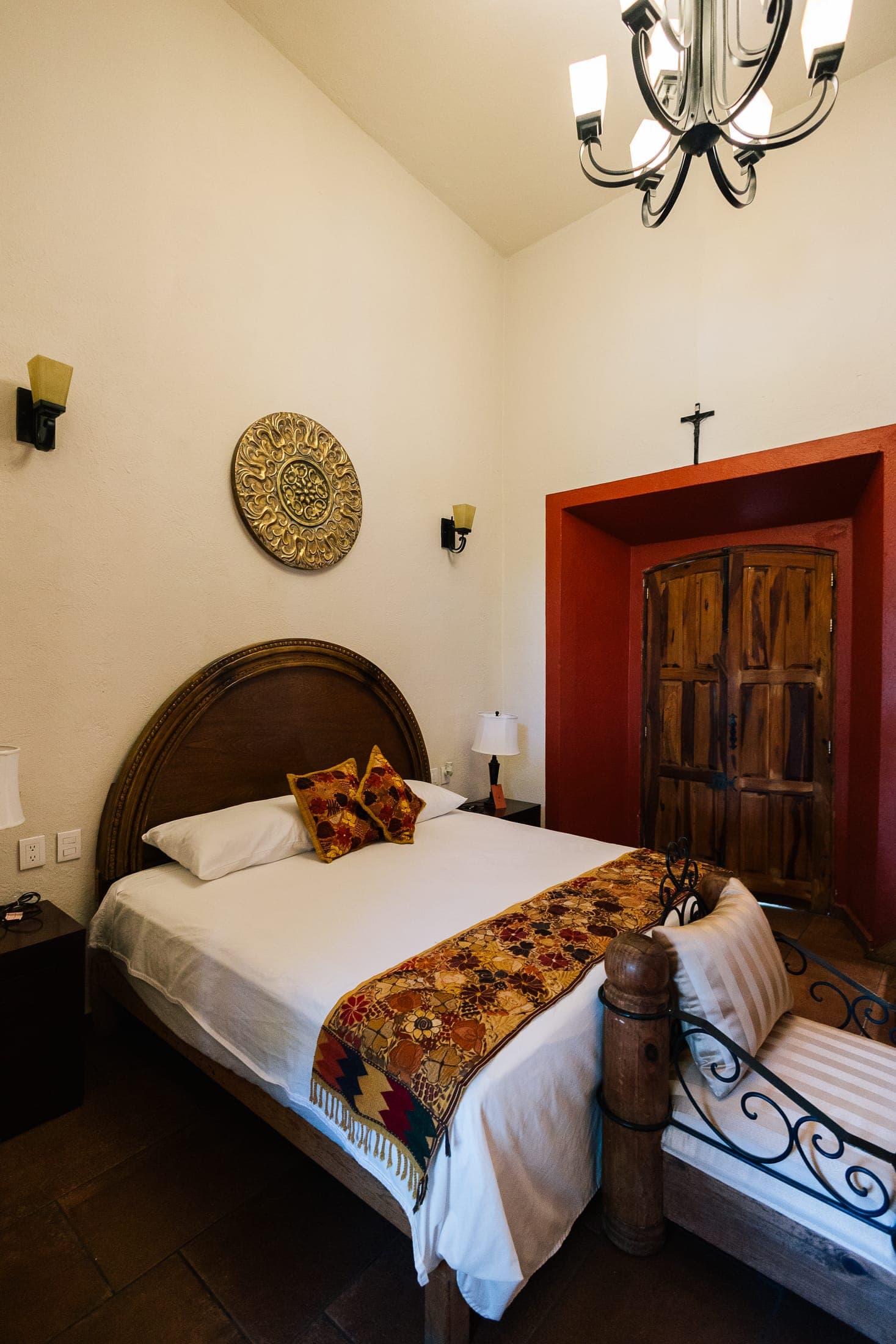 Cabecera tallada con velas y apliques de pared