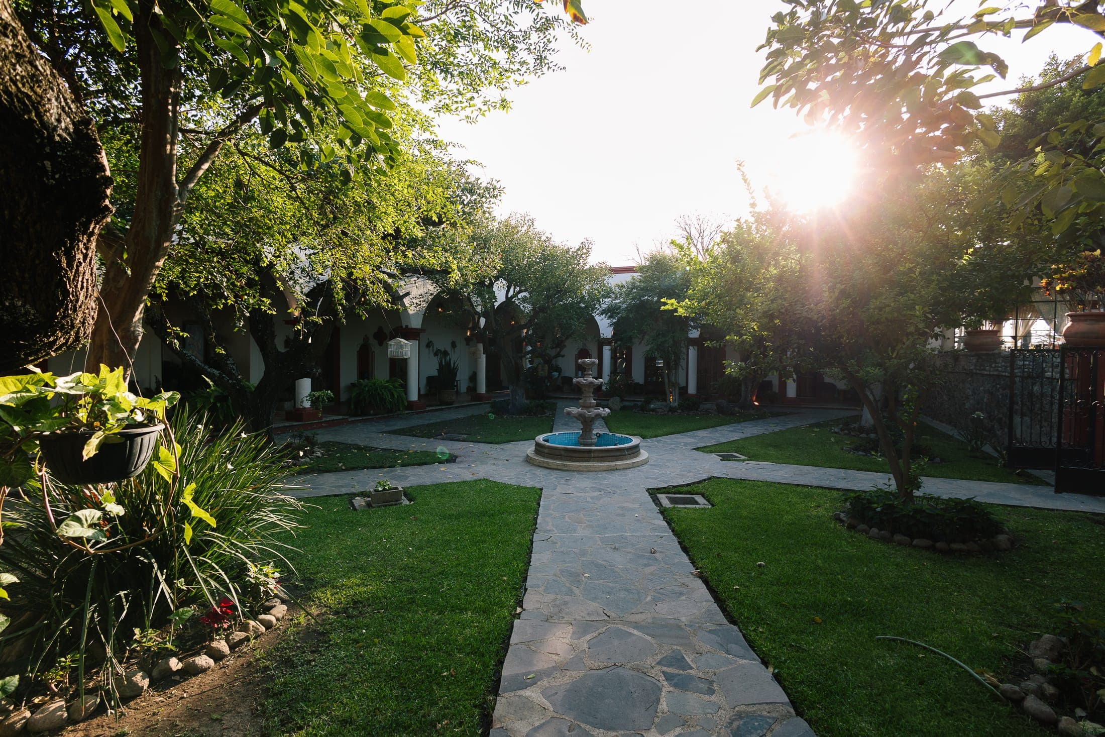 Jardines de la hacienda a la hora dorada