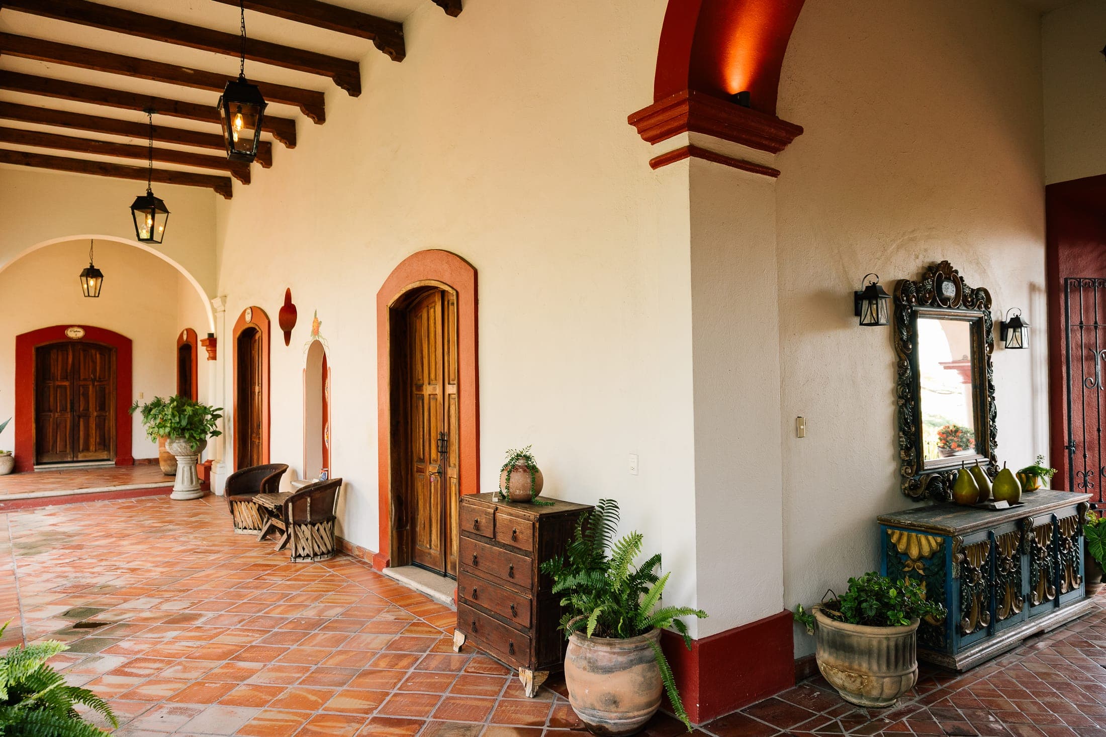 Fachada de la Hacienda San Nicolás de las Fuentes con arcos naranja y plantas